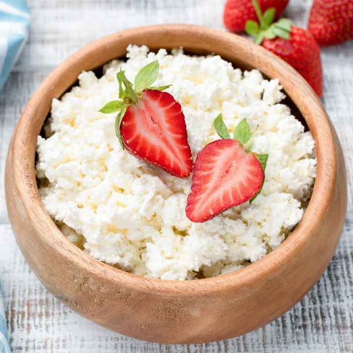 cottage-cheese-in-bowl-with-red-strawberry